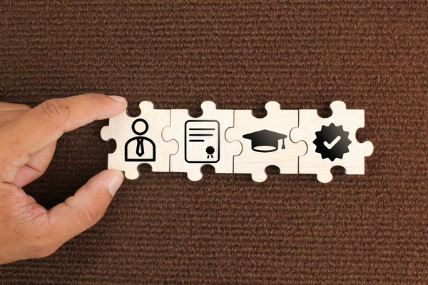 Quelles qualifications pour exercer comme spécialiste en analyse de tendances pour le secteur du luxe ?