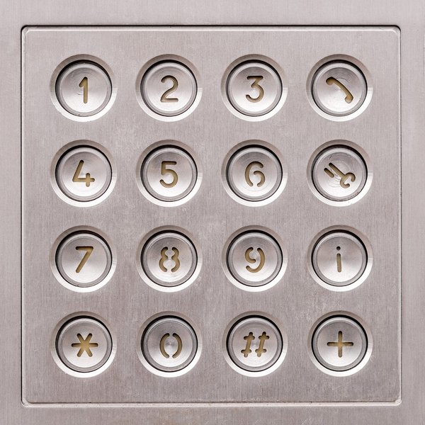 Quelles stratégies les hôpitaux peuvent-ils adopter pour améliorer l'accès aux soins de santé dans les zones rurales isolées ?